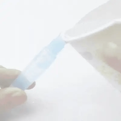 Añade un poco de agua